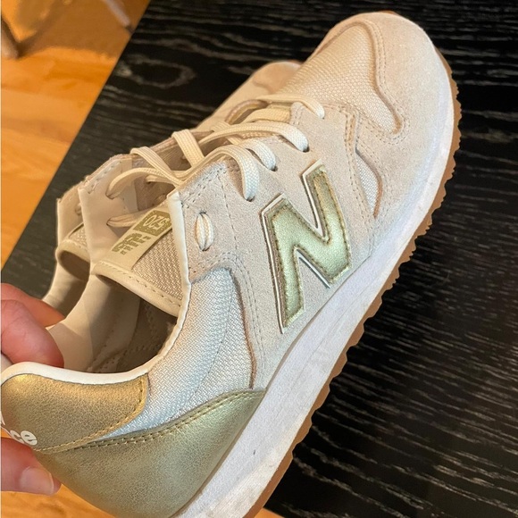 Gold & white New Balance sneakers - Picture 4 of 5